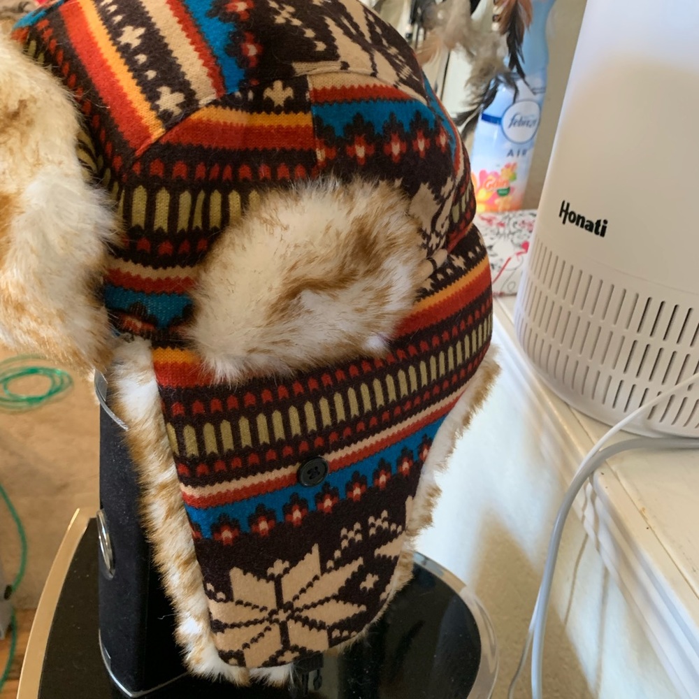 Gours women’s soft faux fur hat.  Very warm. New and has never been worn.